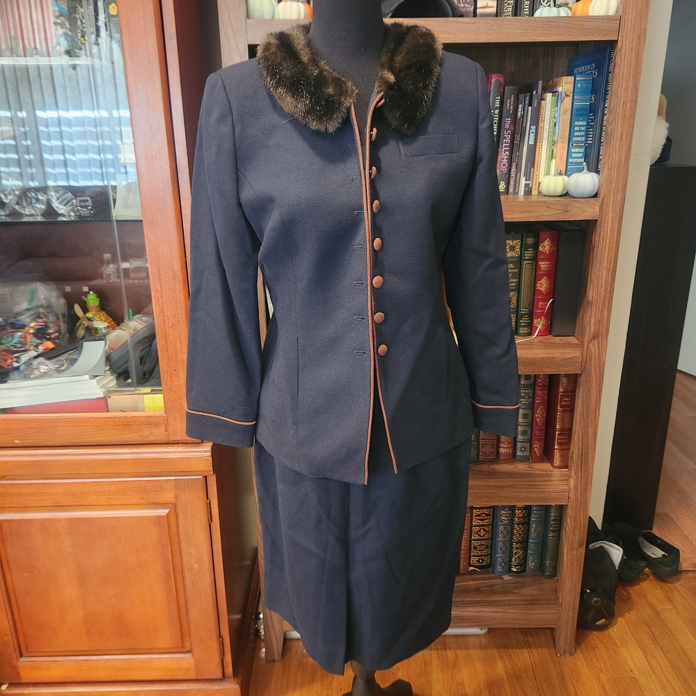 Vintage Jones New York Wool Skirt Suit with Faux Fur Collar – Navy, Size 8P